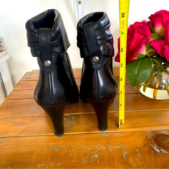 BCBG black Ankle Bootie (size 6)🌹 - Picture 9 of 12